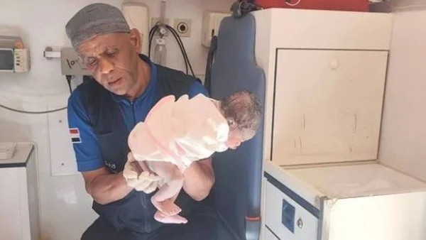مسعف ينقذ سيدة وجنينها أثناء الولادة في أسوان