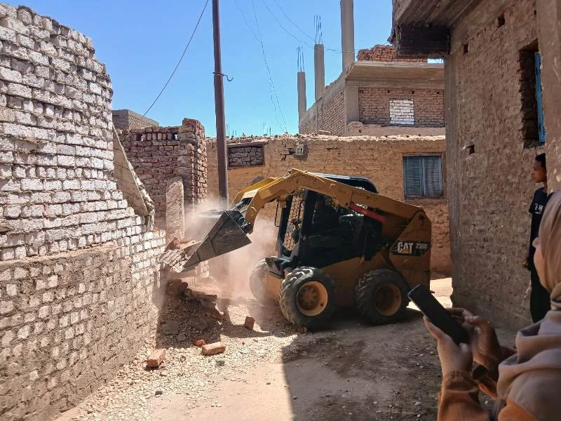 إزالة تعديات الأراضي الزراعية في قرية الزينية بحري
