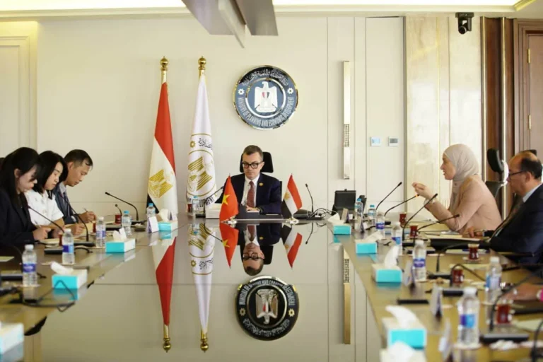 بحث تعزيز التعاون الاقتصادي بين مصر وفيتنام