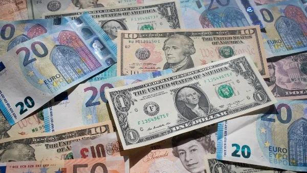 ارتفاع أسعار العملات الأجنبية في مصر والدولار يتجاوز 52 جنيهاً