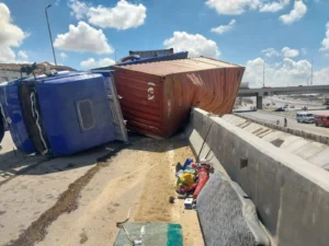 حادث مروع يودي بحياة سائق ويصيب آخر في الإسكندرية