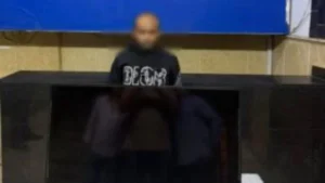 لص يسرق شقة في دار السلام بأسلوب كسر الباب