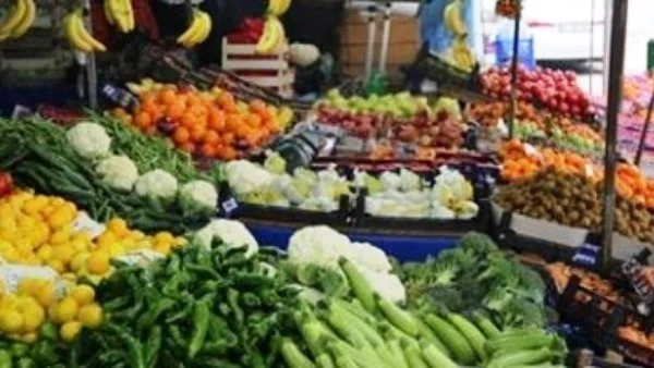 استقرار سوق الخضروات والفاكهة مع تراجع الأسعار