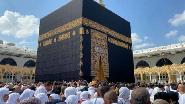 حكم الحج عن الميت من شخصين مختلفين