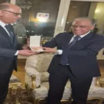 منح الوسام الملكي للسفير ياسر عثمان