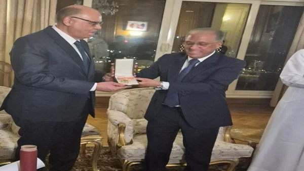 منح الوسام الملكي للسفير ياسر عثمان
