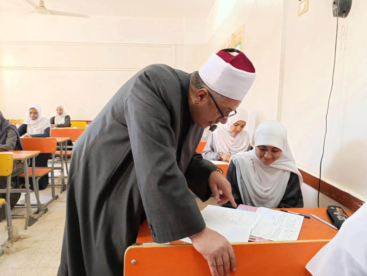القائم بعمل وكيل الأزهر يتفقد امتحانات النقل الثانوي