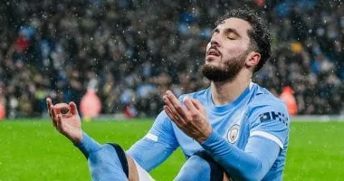 ريان شرقي يتألق في قائمة المرشحين لأفضل لاعب بالدوري الإنجليزي