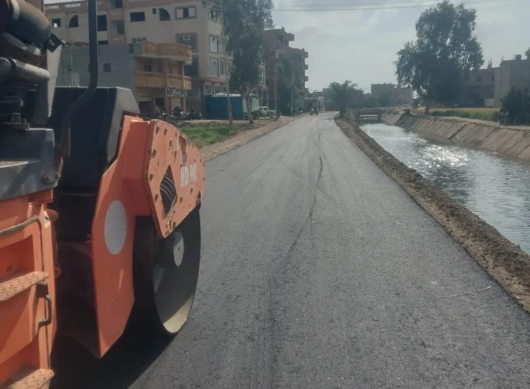 أعمال رصف طريق شباس عمير – الكردي في كفرالشيخ