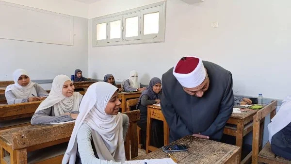 تفقد القائم بعمل وكيل الأزهر امتحانات النقل بأسوان