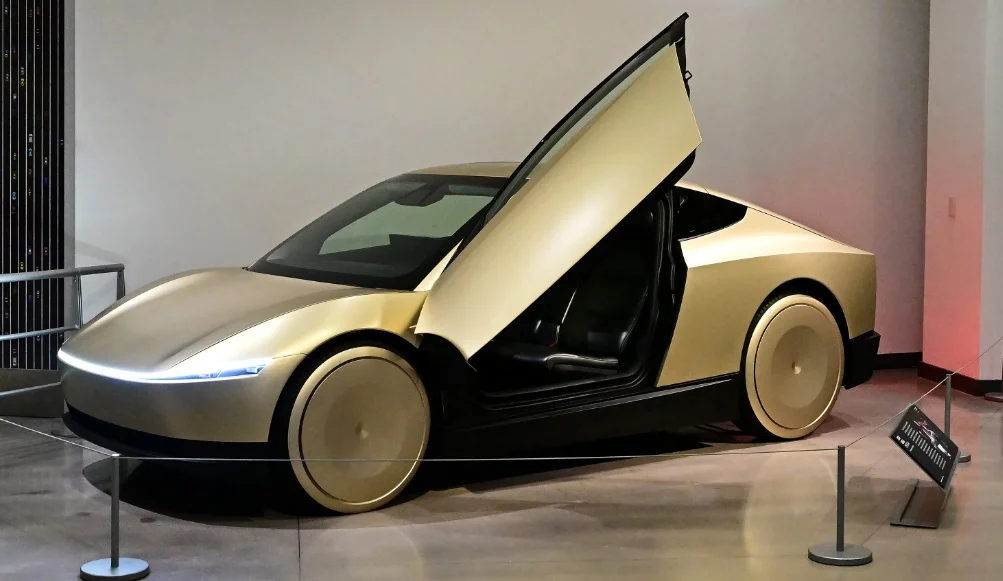 تسلا تبدأ إنتاج السيارة سايبر كاب ذاتية القيادة