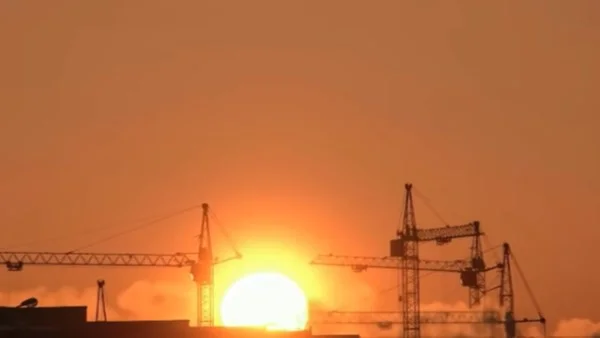 السيسي يشاهد فيلم "صناع الحاضر وصناع المستقبل" في عيد العمال