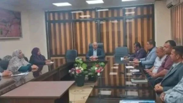 رئيس مركز الخارجة يناقش ملفات تقنين الأراضي والتعديات