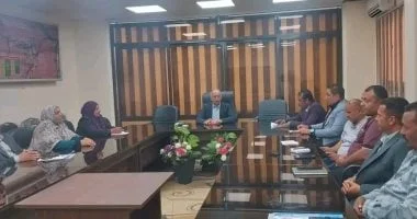 اجتماع رئيس مدينة الخارجة لمناقشة ملفات التقنين