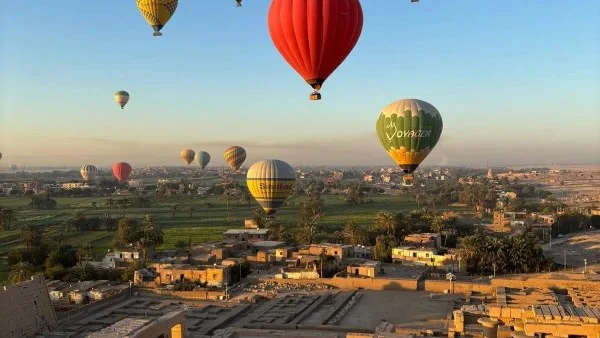 تحليق 1650 سائحًا فوق معابد الأقصر