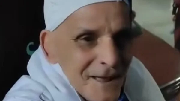 معتمر يثير الجدل بفيديو طريف أثناء العمرة
