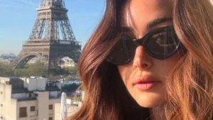 هنا الزاهد تتألق في باريس بإطلالة جديدة ومميزة