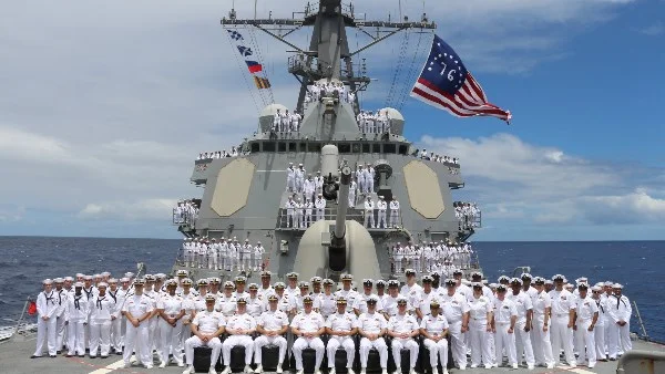 حريق كبير على مدمرة أمريكية في آسيا