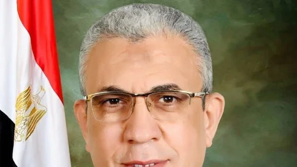 تكريم عبد الفضيل بوسام العمل من رئيس الجمهورية