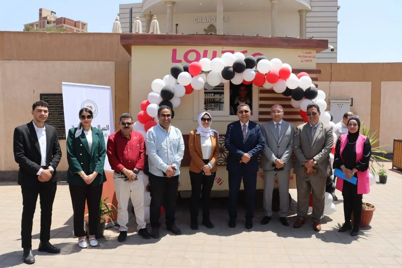 محافظ القليوبية يسلم عربة طعام متنقلة لشابين من خريجي مؤسسة البن