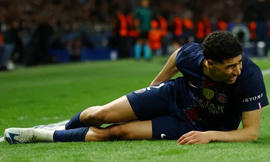 حكيمي يعلن عزيمته بعد إصابته أمام بايرن ميونيخ