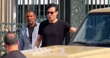 ليلى فاروق تعبر عن استيائها من تصوير عزاء والدها