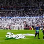 جماهير أتلتيكو مدريد تلقي ورق المرحاض في مواجهة آرسنال