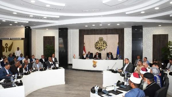 توجيهات محافظ أسوان لتطوير الخدمات والممارسات الميدانية