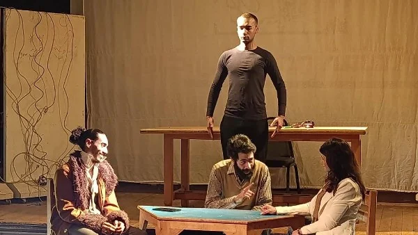 عرض "سالب صفر" يناقش تأثير التكنولوجيا على الإنسانية