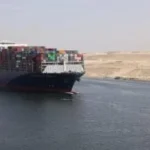 إنقاذ طاقم صال بحري بعد اندلاع حريق بقناة السويس