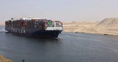 إنقاذ طاقم صال بحري بعد اندلاع حريق بقناة السويس