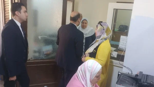 زيارة مفاجئة لوزير العمل لمكتب بدر لتعزيز الأداء