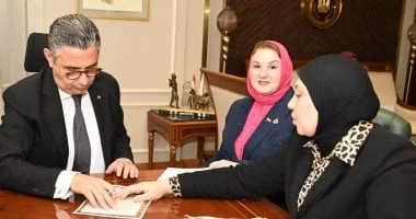 وزير التموين يبحث طلبات المواطنين في اجتماع مع النواب والشيوخ