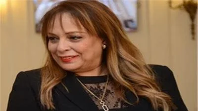 تحليل مقال إلهام أبو الفتح عن تجربة إغلاق المحلات