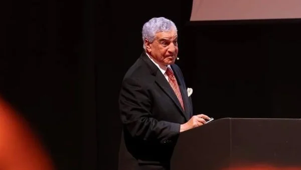 زاهي حواس يبهر كالياري بمحاضرة عن كليوباترا