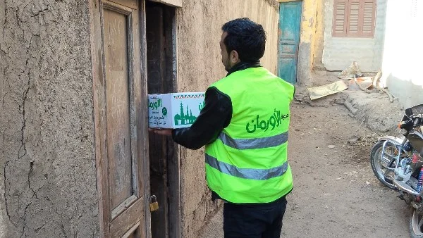 توزيع 330 كرتونة غذائية للأسر الأولى بالرعاية في الأقصر
