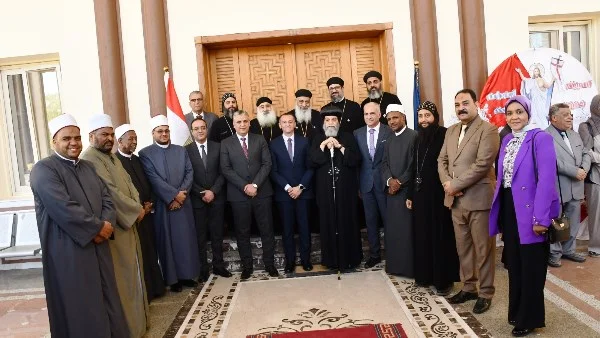 محافظ أسوان يهنئ الأقباط بعيد القيامة المجيد