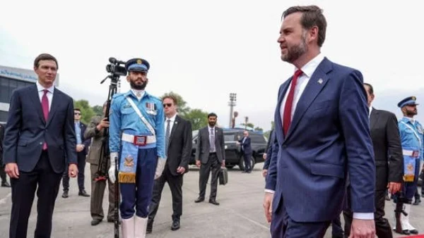 نائب ترامب يتوقف في قاعدة أمريكية بألمانيا أثناء العودة من باكستان