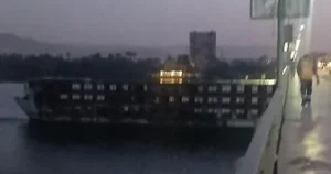 سفينة عالقة تحت كوبري دندرة في قنا