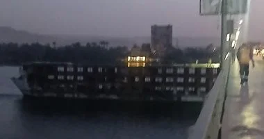 سفينة عالقة تحت كوبري دندرة في قنا