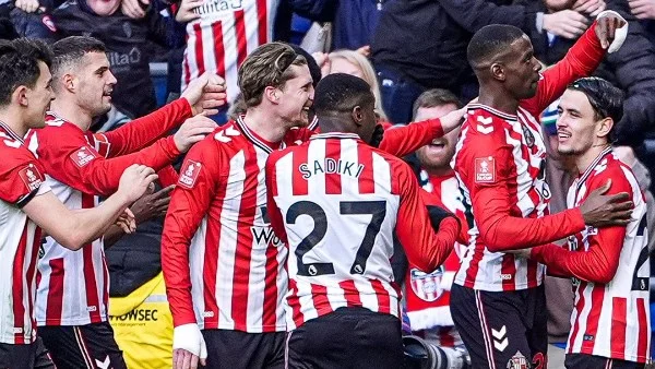 سندرلاند يهزم توتنهام في الدوري الإنجليزي الممتاز