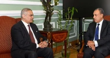 وزير الخارجية يستقبل رئيس اللجنة الوطنية لشؤون اللاجئين