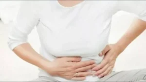 أطعمة ومشروبات طبيعية لتحسين الهضم وتقليل الانتفاخ