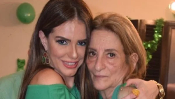 دنيا عبد العزيز تحيي ذكرى والدتها برسالة مؤثرة