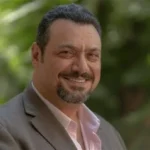 مراد مكرم يحتفل بشم النسيم ويشيد بأداء هيثم حسن