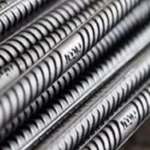 أسعار الحديد تتباين عالميًا وترتفع محليًا