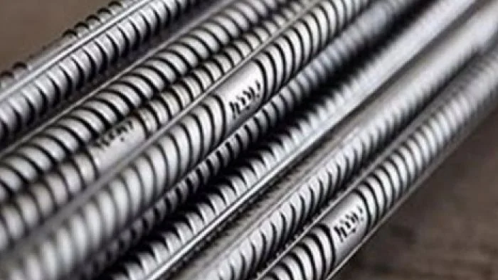 أسعار الحديد تتباين عالميًا وترتفع محليًا