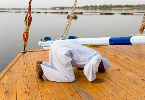 كيفية أداء صلاة المسافر في المواصلات