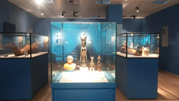 أسرار تحت الرمال في متحف مطار القاهرة