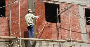 وقف الدعاوى القضائية لمخالفات البناء حتى البت في الطلبات